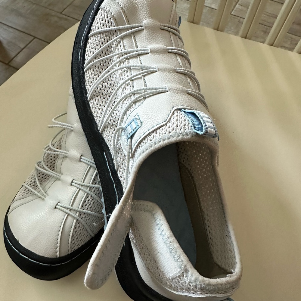 Gently worn, cute Jambu summer shoes.